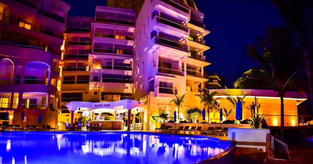 Poolside bar