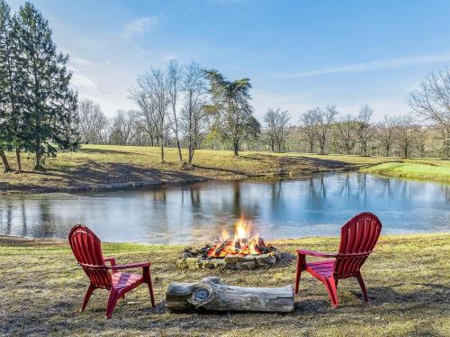 Cottage Inn The Woods Pond Pet Friendly Grill Wifi Fire Pit Deck Screen Porch Fireplace Private — 4-Star Luxury Hotel in Berkeley Springs, United States