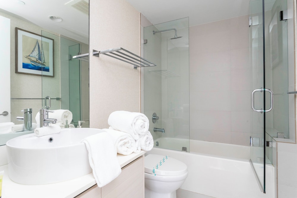 Stunning Bay Front 3 Bed Private Floor Apt 2001 @ BW Resort Miami - photo 25