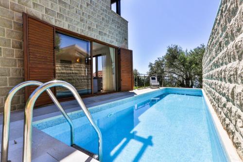 Villa Rijeka Rezevici — 4-Star Luxury Hotel in Petrovac Na Moru, Montenegro