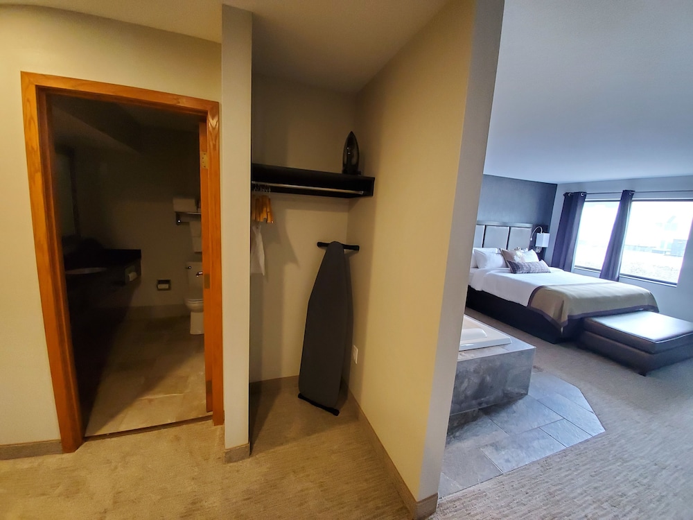Express Suites Riverport Inn & Suites - photo 22