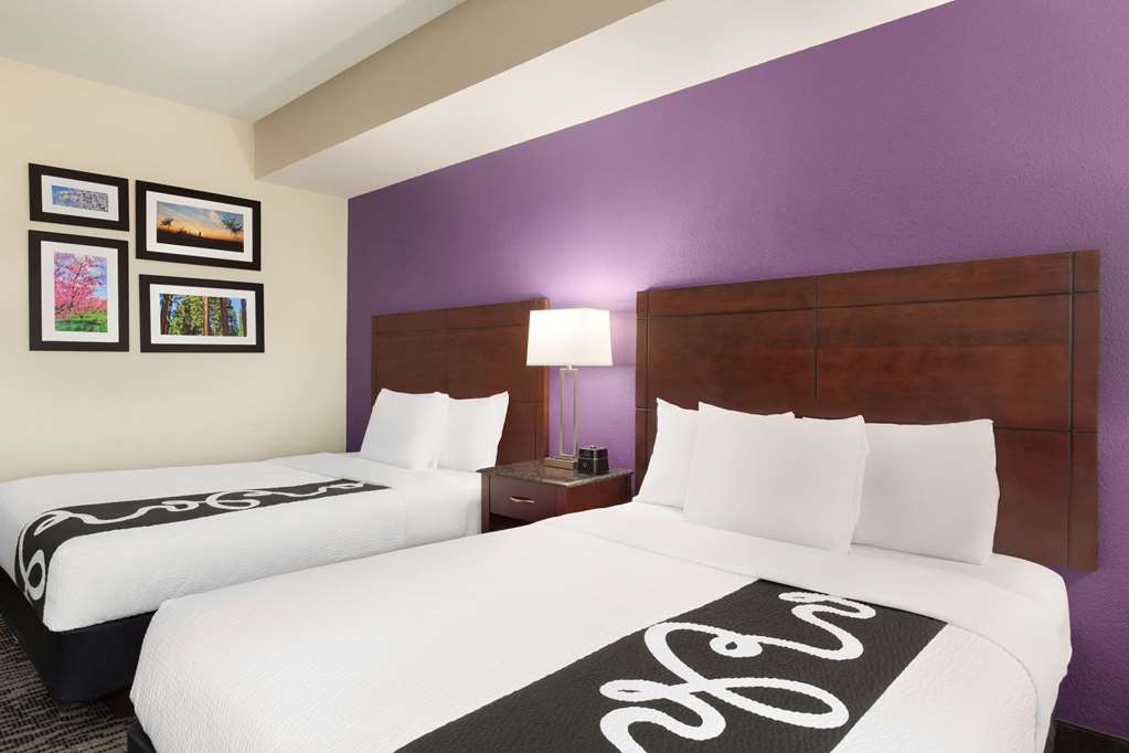 La Quinta Inn & Suites by Wyndham Fresno Northwest - photo 36