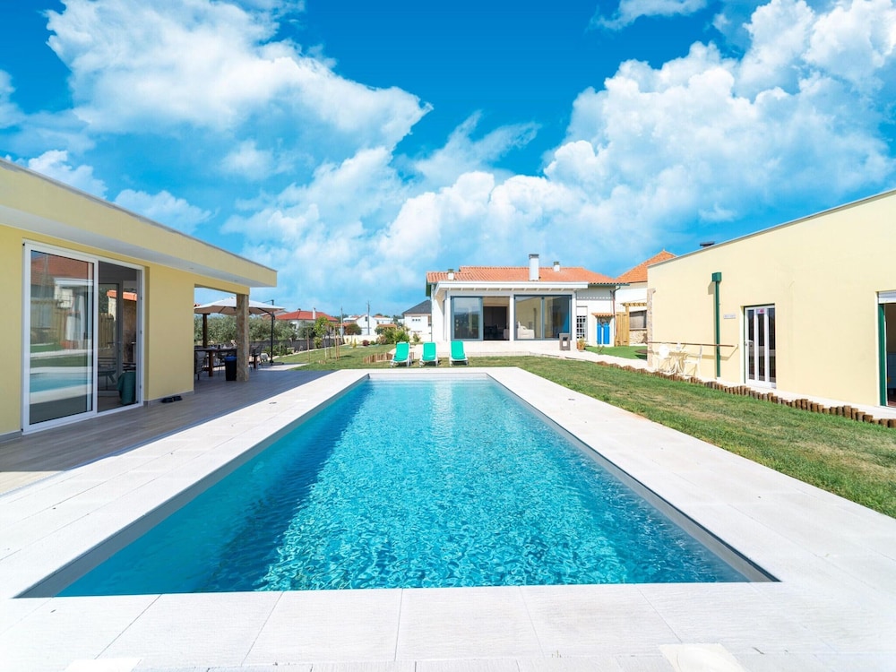 Rural holiday home in Netos Almagreira with shared pool — 4-Star Luxury Hotel in Pombal, Portugal