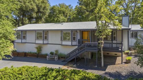 New Listing 5bd 3ba Retreat For A Large Group — Groveland