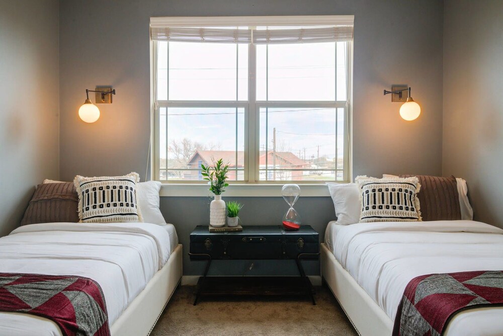 Spacious 3br 3ba Minutes From DT by Domio - photo 11