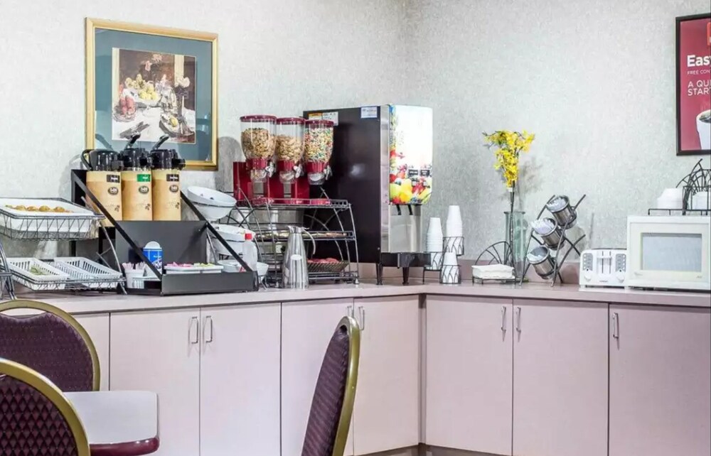 Econo Lodge Inn & Suites Marietta near Dobbins ARB - photo 33