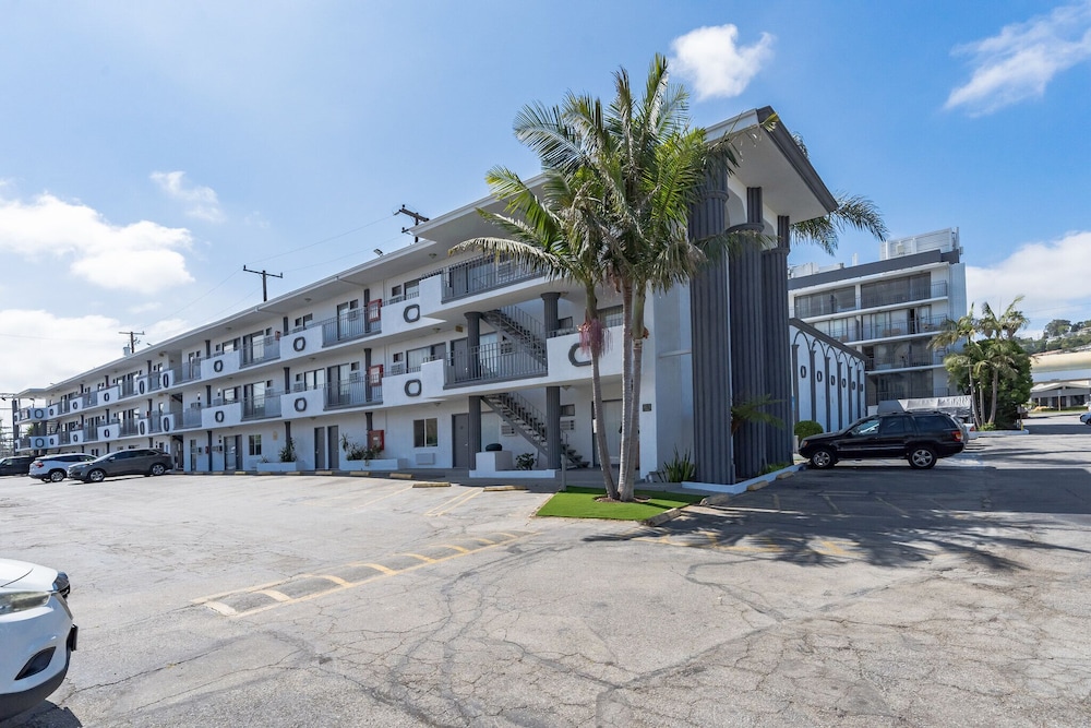 MC Pacific Inn & Suites - photo 20