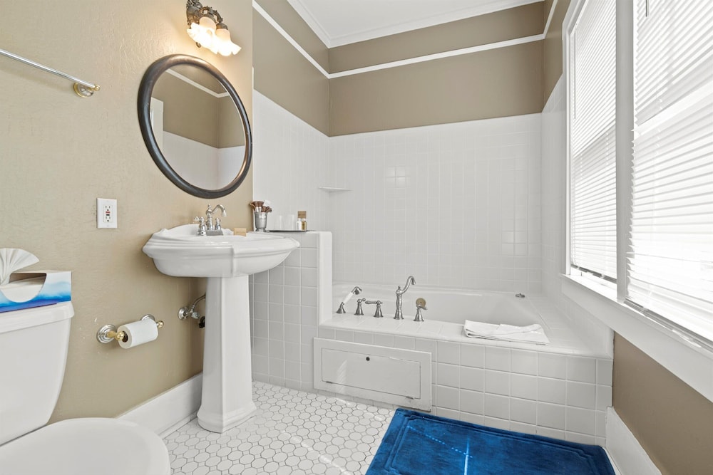 Cinnamon Bear Creekside Inn - photo 38