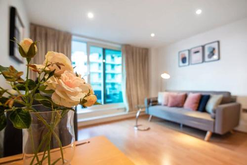 Central 2 bed with Large Terrace — 5-Star Luxury Hotel in London, United Kingdom