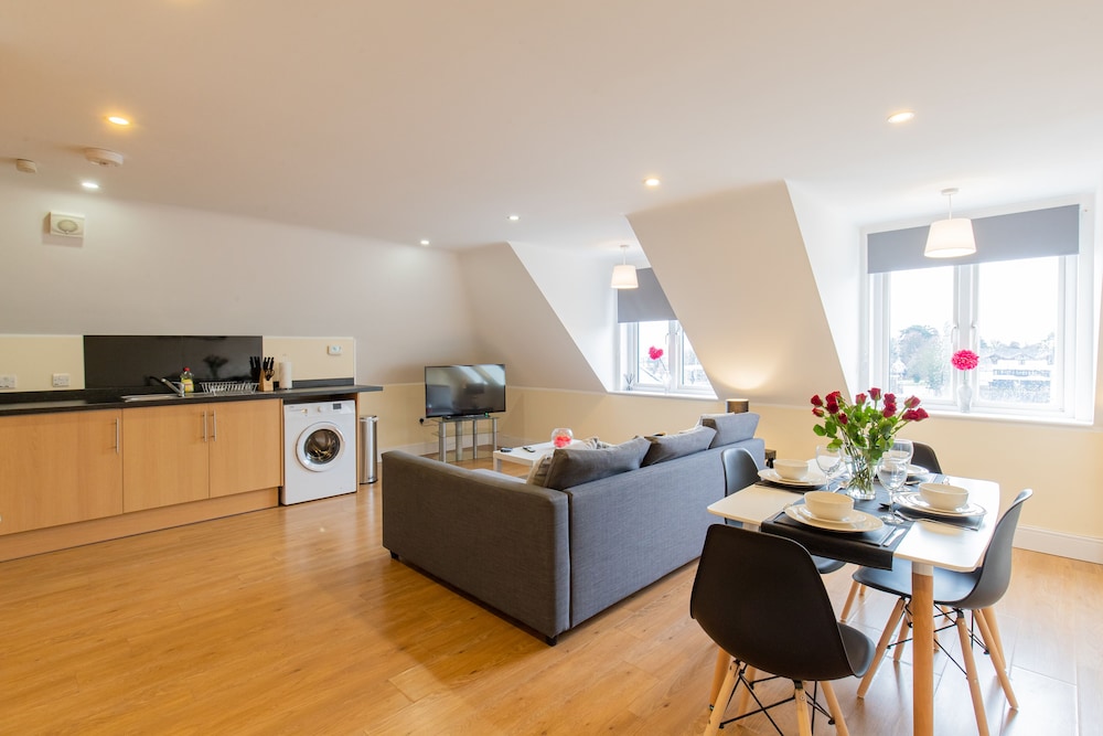 2 Bedroom Penthouse Clockhouse Hoddesdon 12909069 — Hoddesdon