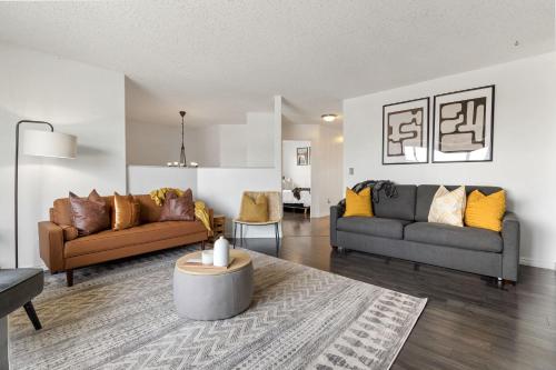 Dino Roar I Sleeps 12 I New in Unknown City, Canada