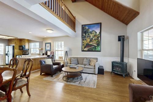 Welcoming Tahoe Donner Cabin — 4-Star Luxury Hotel in Truckee, United States