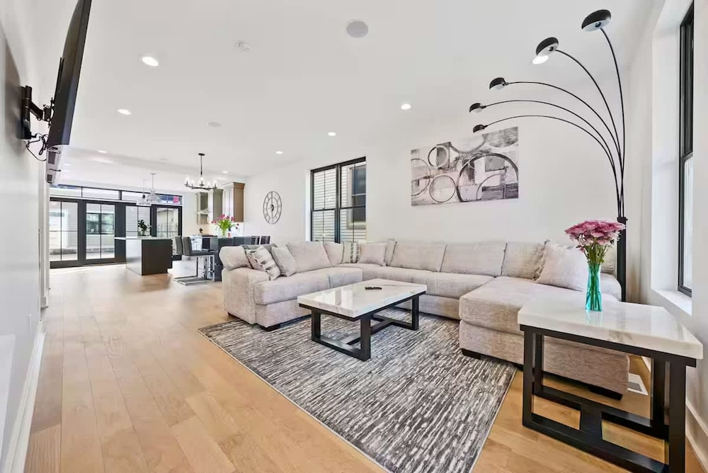 Jungle House Luxury Homes Columbus Downtown Short North Near Convention Center & Nationwide Arena Sleeps up to 15 Free Parking Over 5 800 Five Stars — 5-Star Luxury Hotel in Columbus, United States