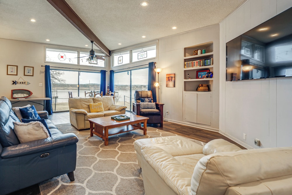 Rustic Lake Buchanan Hideaway with Game Room and Grill — hotel in Llano