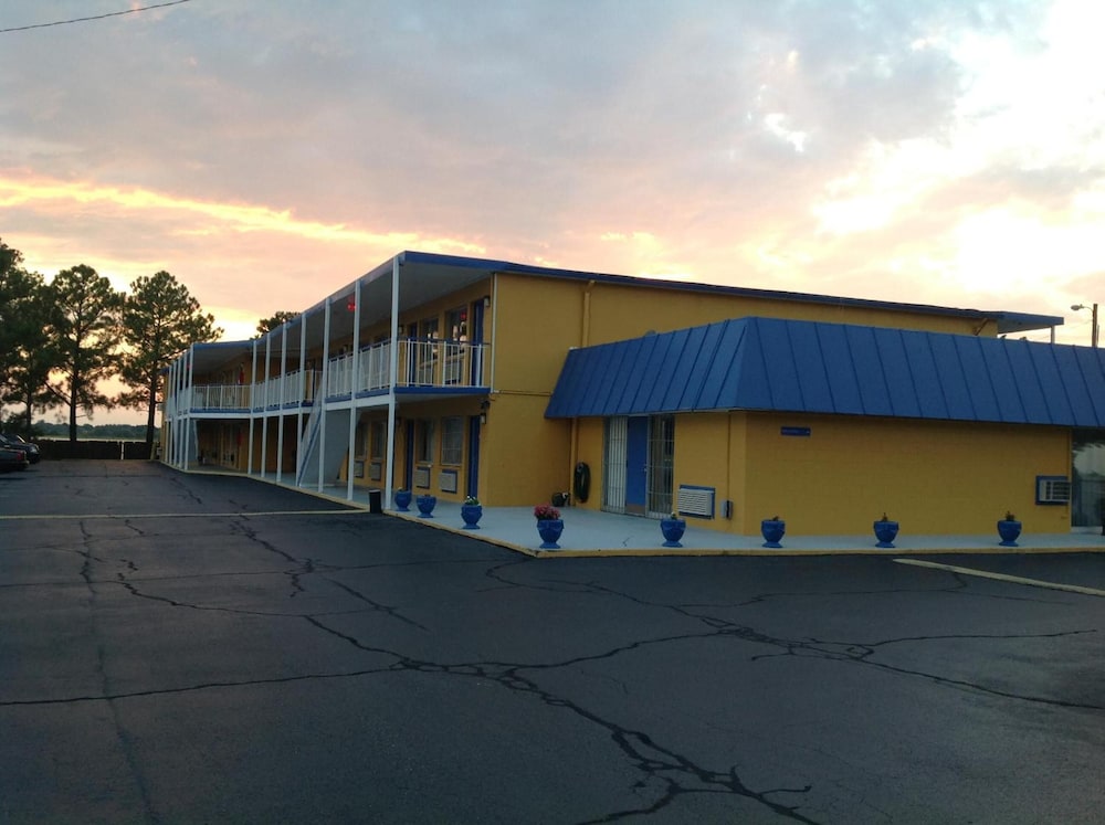 Belmont Inn & Suites - photo 19