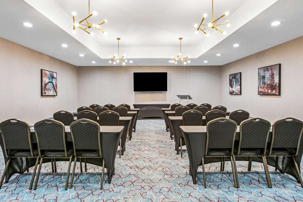 La Quinta Inn & Suites by Wyndham DFW West Glade Parks - photo 21