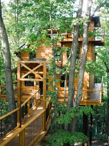 Treehouse #1 by Amish Country Lodging — 4-Star Luxury Hotel in Millersburg, United States