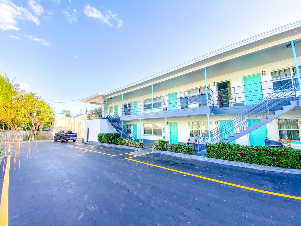 Uptown Inn & Suites - photo 34