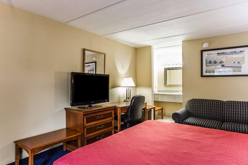 Rodeway Inn Charlotte North End - photo 7