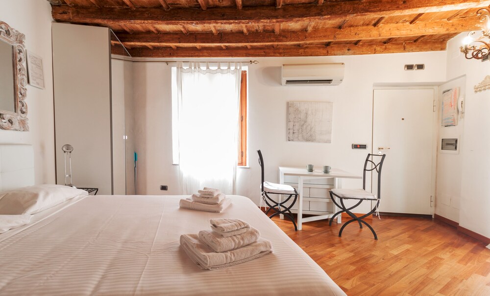 Italianway Ponte Vetero 11 — 4-Star Luxury Hotel in Milan, Italy