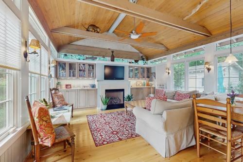 Happy Thoughts Cottage — 4-Star Luxury Hotel in New Buffalo, United States
