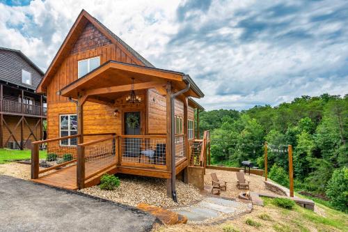 Cozy 2BR Loft Cabin with Hot Tub near Pkwy Gatlinburg & GSMNP — 4-Star Luxury Hotel in Sevierville, United States