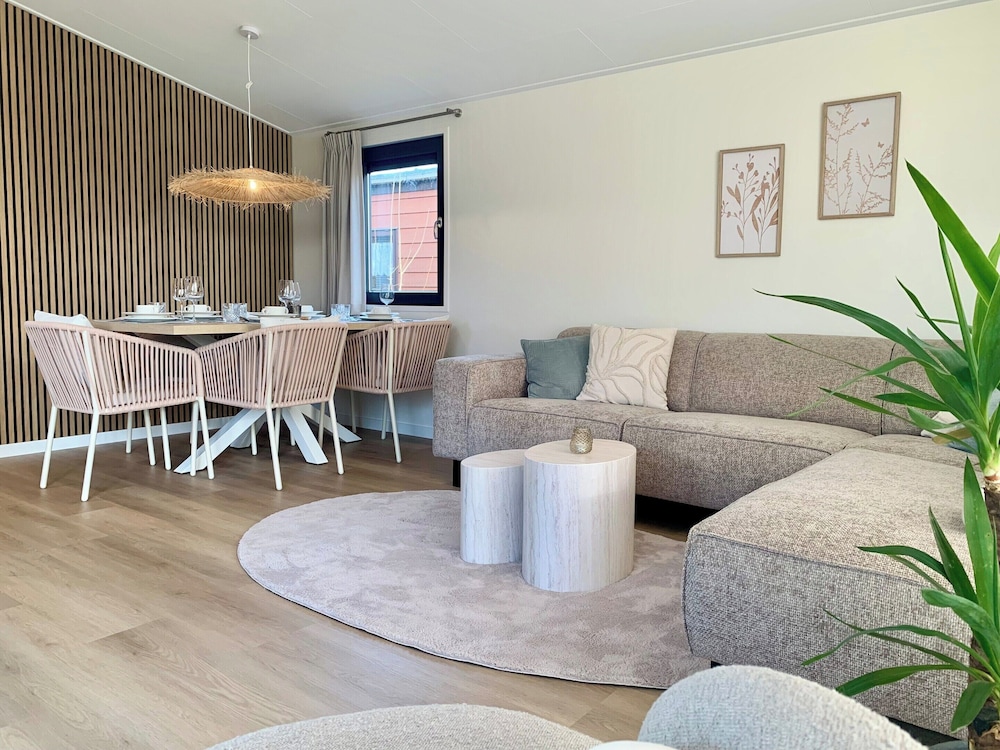 Chalet in Sint Maartenszee near Sandy Beach — 4-Star Luxury Hotel in Schagen, Netherlands
