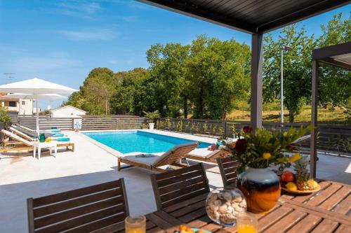 Strandnahes Apartment mit Jacuzzi Meerblick Pool privatem Balkon nur 100 Meter zum Strand — 4-Star Luxury Hotel in Funtana, Croatia