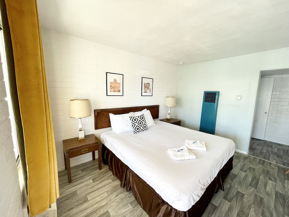 The Postcard Motel - photo 13