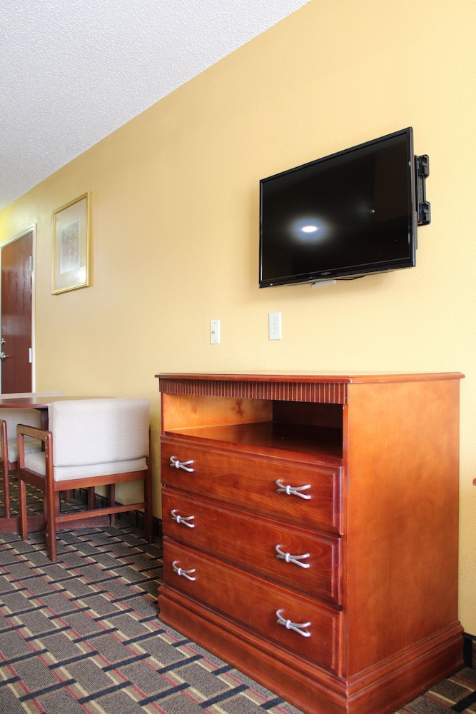 HomeTown Inn & Suites - photo 9