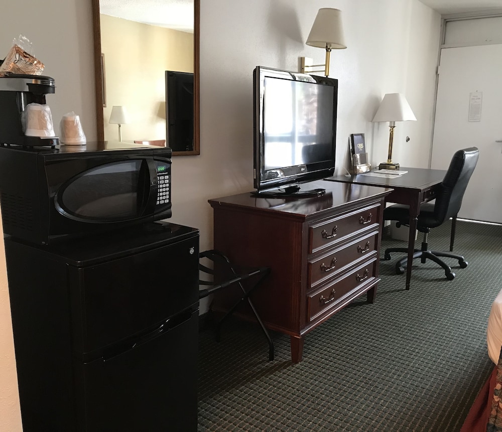 Carmel Inn & Suites - photo 8