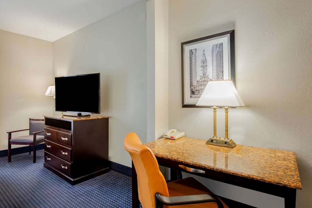 La Quinta Inn & Suites by Wyndham Mt. Laurel Philadelphia - photo 25