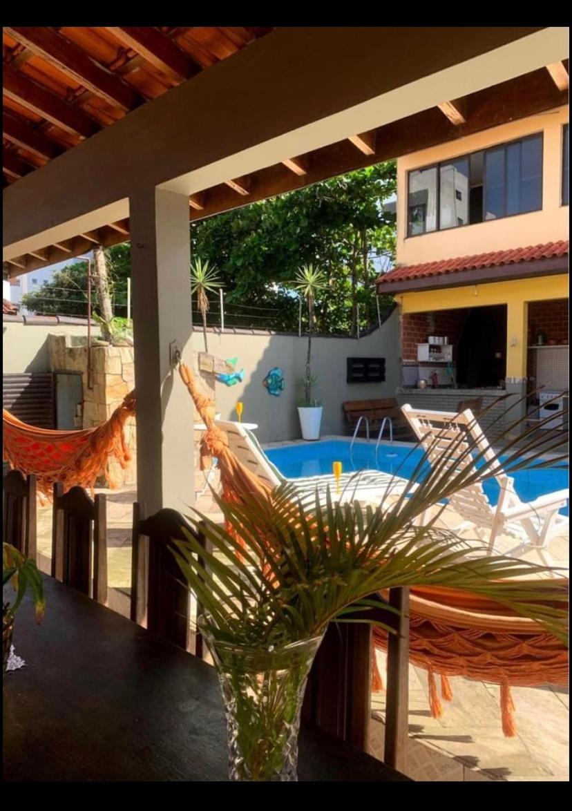 Lindo Sobrado Amarelo Proximo a Praia in Mongagua, Brasil