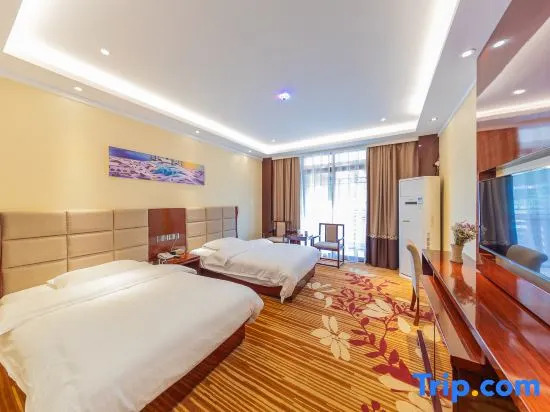 Shennongjia meets Miss meow Hotel in Songbai, People's Republic of China