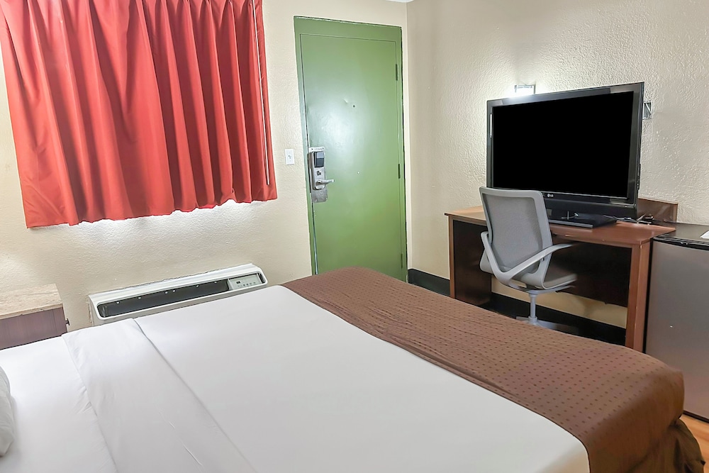 OYO Hotel Mobile AL I 65 at Airport Blvd - photo 25