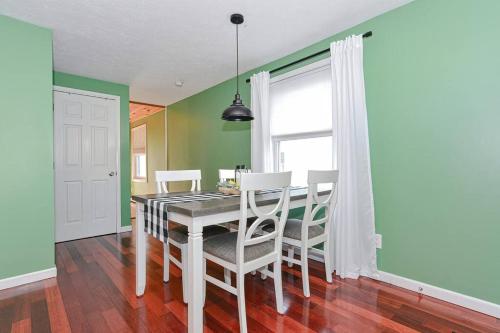NEW Beautiful 3 floor Townhome with Sauna — 4-Star Luxury Hotel in Manchester, United States