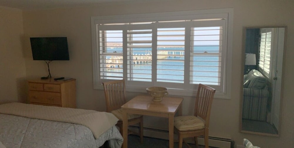 Vineyard Harbor Motel Private Beach - photo 9