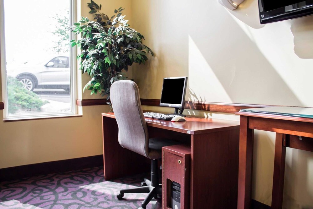 Econo Lodge Wickliffe Cleveland East - photo 47