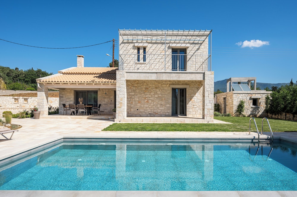 Spyrelia Villa with Private Pool & Outdoor Hot Tub — 4-Star Luxury Hotel in Corfu, Greece