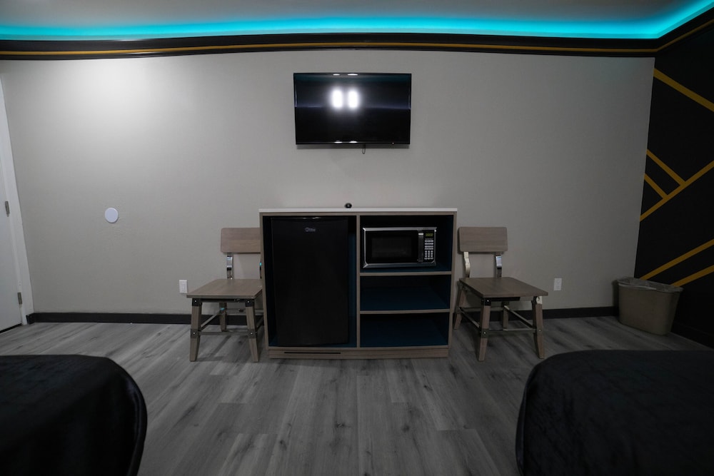 Artesia Motor Inn - photo 12