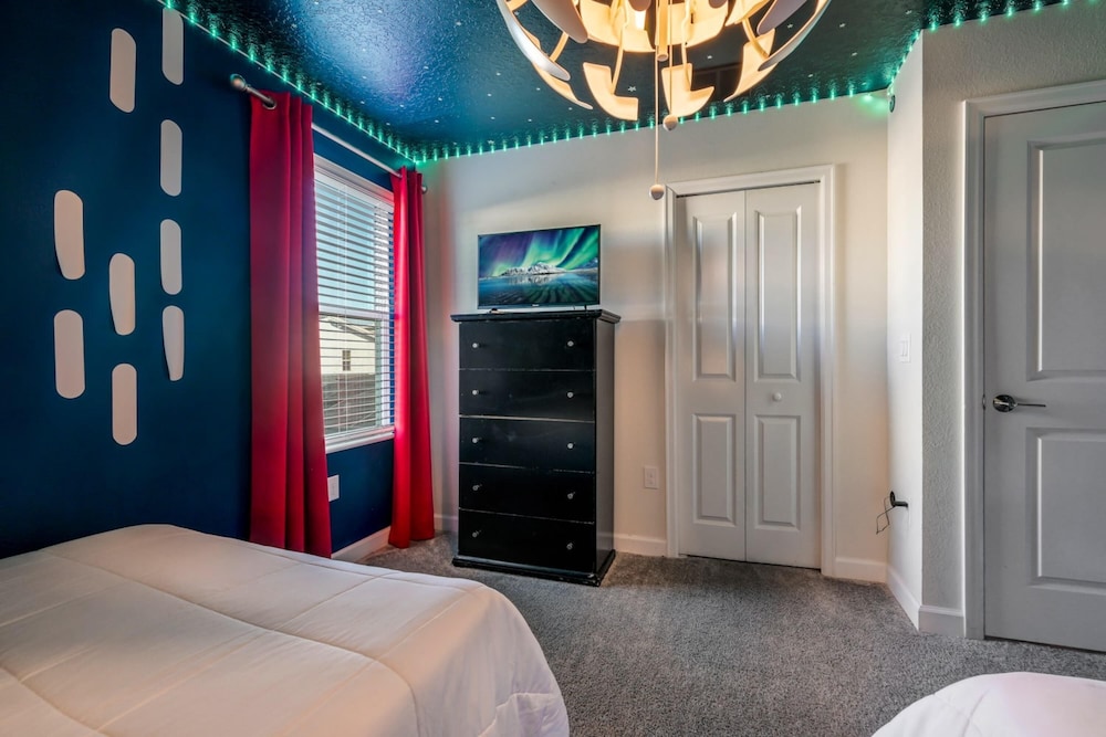 Family Paradise Space Themed Perfect Location - photo 42