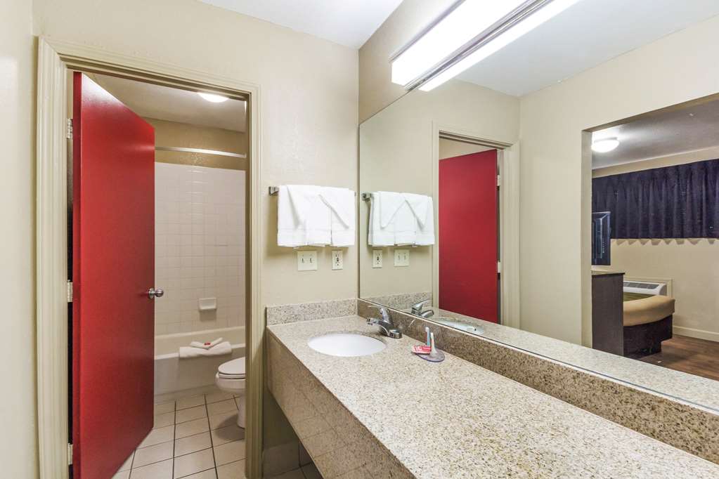 Econo Lodge Inn & Suites I 35 at Shawnee Mission - photo 27