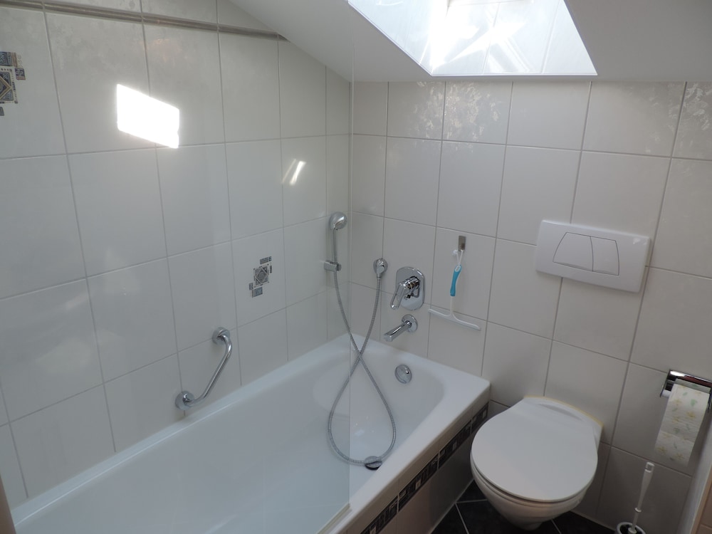 Deep soaking bathtub