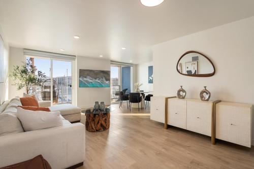 Jade Breeze Elegant 2BR near Water Outstanding Amenities — 4-Star Luxury Hotel in Los Angeles, United States