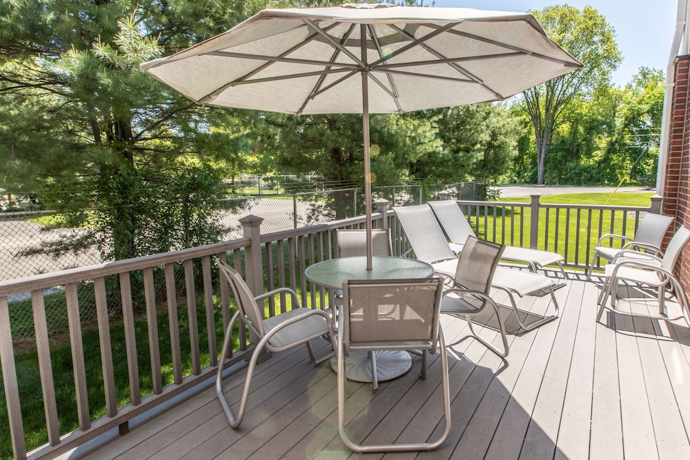 Hampton Inn Hadley Amherst Area - photo 23