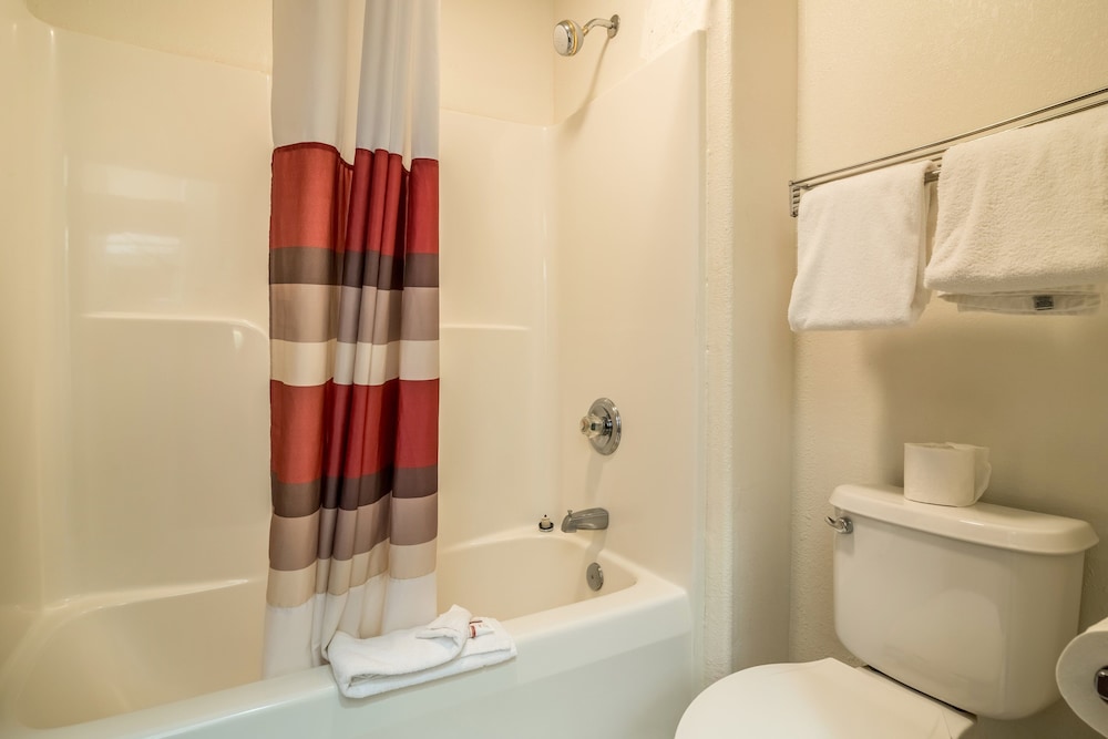Red Roof Inn Greensboro Coliseum - photo 16