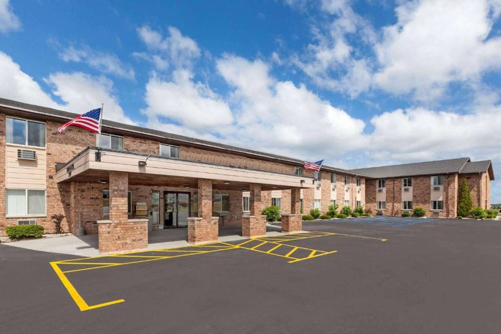 Baymont by Wyndham Manistee — hotel in Manistee