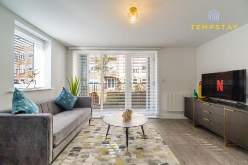 High Spec Modern Apartment Prime Location Parking By Tempstay