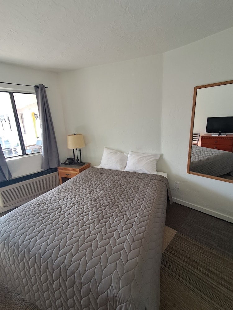 Southwest Motel - photo 11