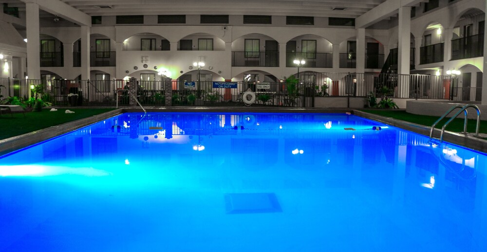 Suite Dreams Hotel - photo 40